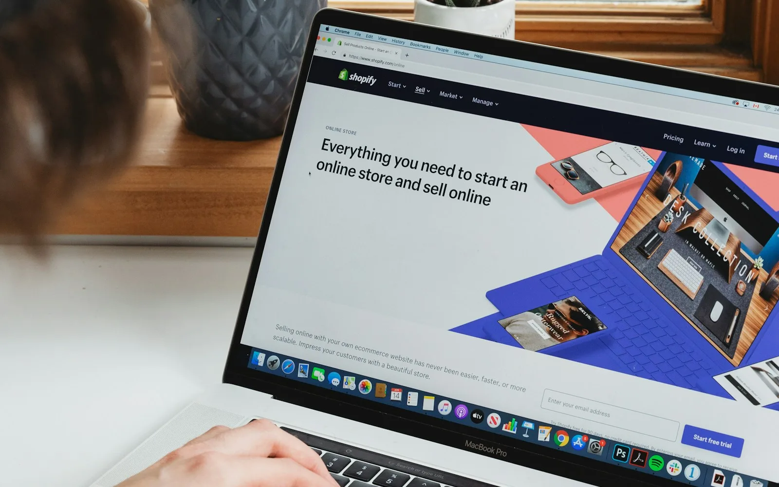 Osoba przegląda na laptopie stronę platformy sklepów internetowych
